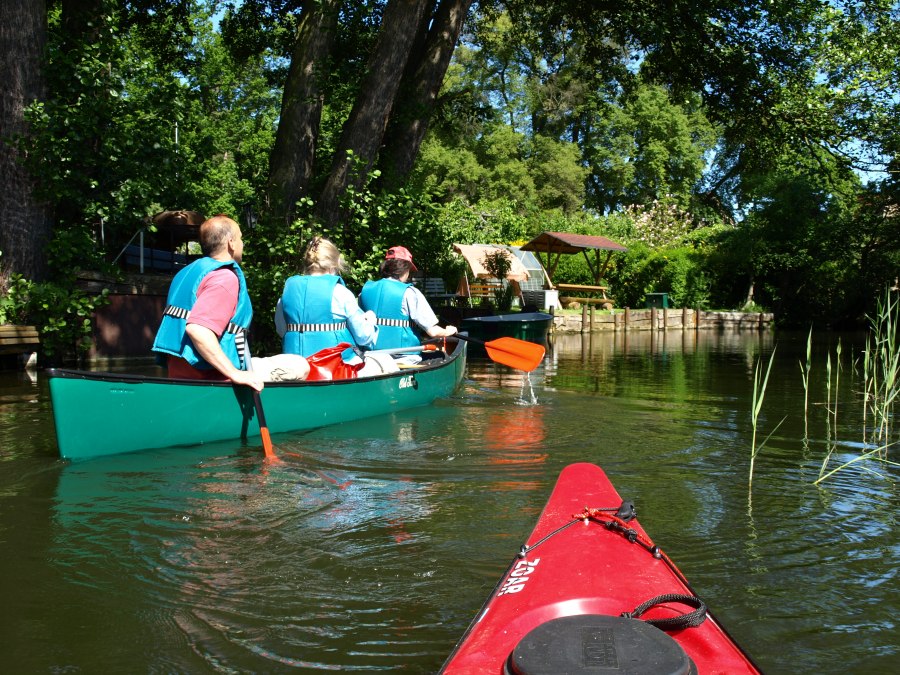 Canoeists sail around the center on small arms of the Havel River, © REGiO Nord mbH Canoeists sail around the center on small arms of the Havel River, © REGiO Nord mbH