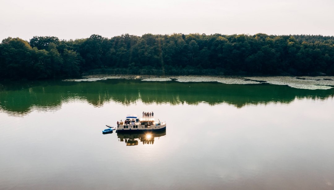 Geluk ligt in de stilte. Een woonboottocht in het Mecklenburgse merengebied is de mooiste kleine ontsnapping aan het leven van alledag., © TMV/Gänsicke