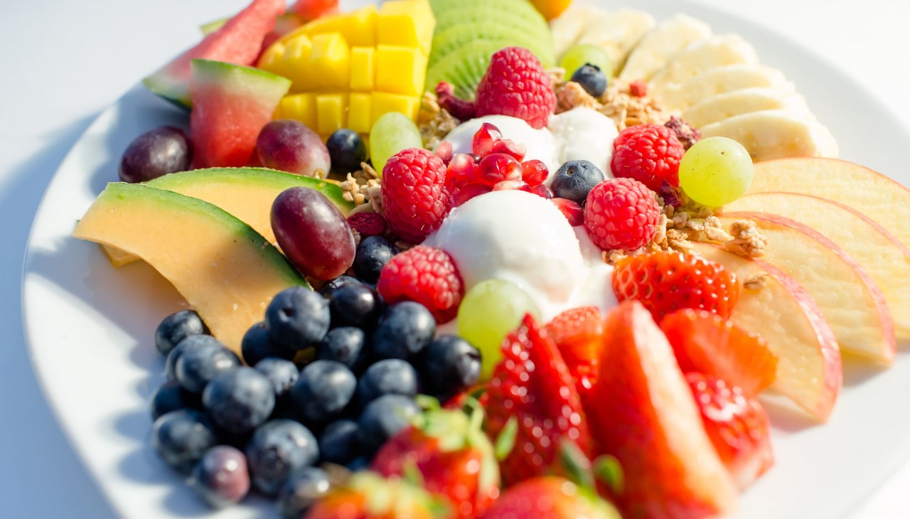 Healthy ice cream and fruit plate, © Nadine Rupp