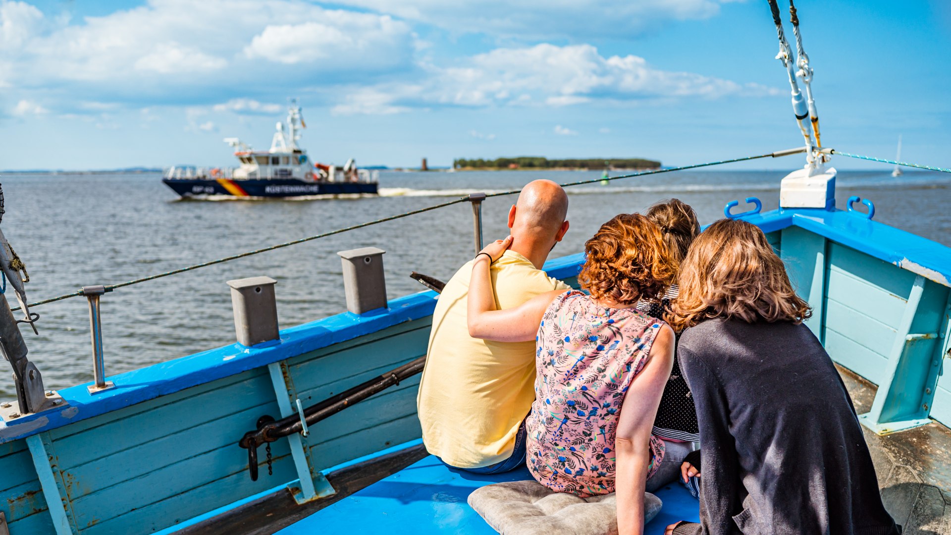 Zo vredig! Tijdens de rustige tocht over de Greifswalder Bodden ontspant het gezin zich, geniet van het uitzicht tot Usedom en R&uuml;gen en kijkt uit naar zeehonden. // &copy; MV-T/Tiemann