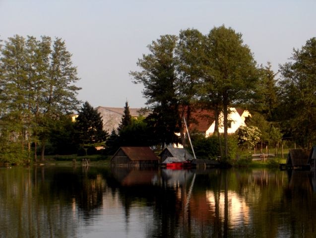 Uitzicht op het terrein vanaf het meer, &copy; W. Teifel