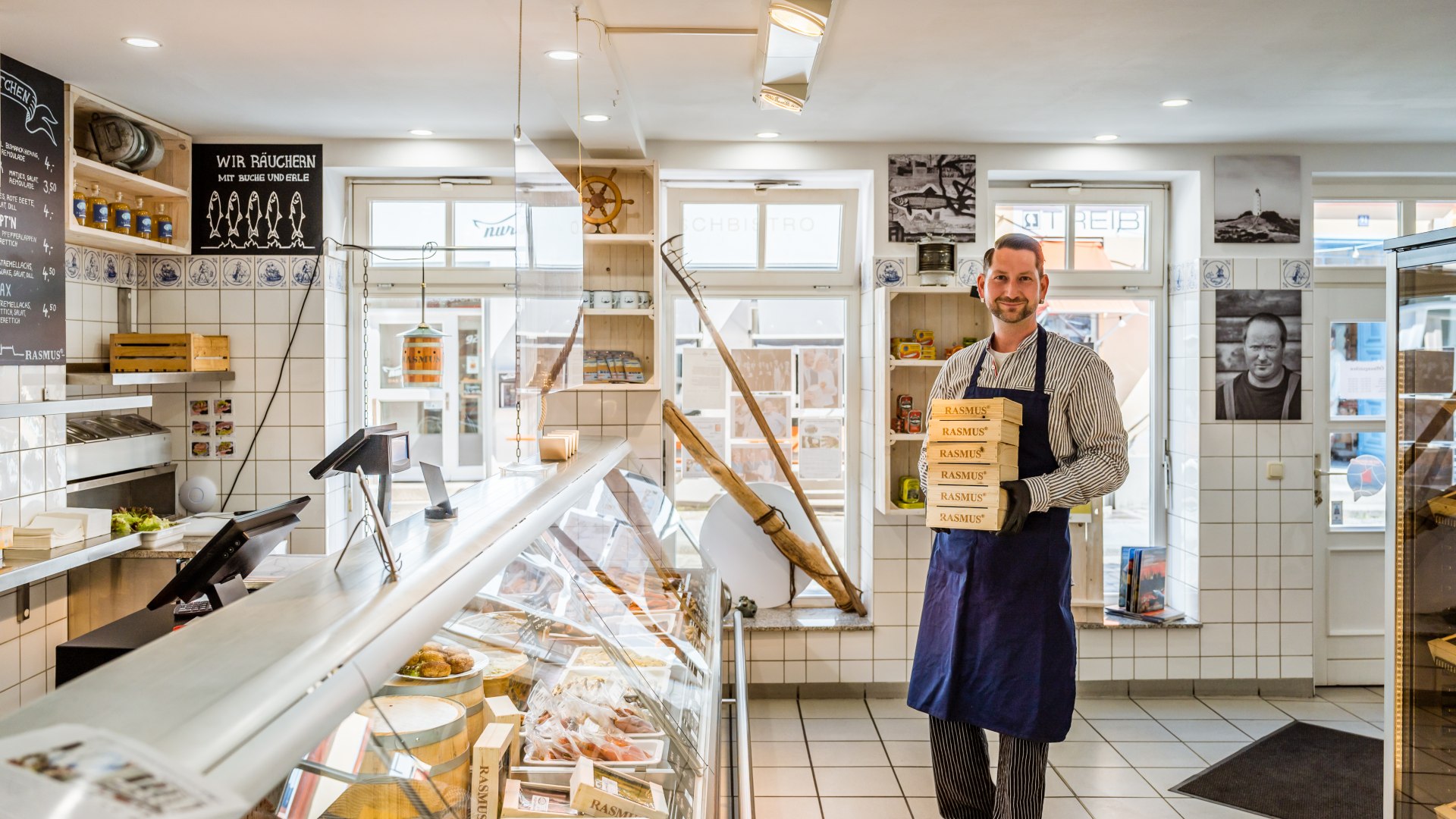 Bismarck herring and other fine fish are available from Mathias Schilling at the "Fischmanufaktur Rasmus"., © TMV/Tiemann