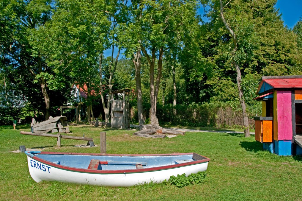 Klasztor z placem zabaw, &copy; Uta Gau