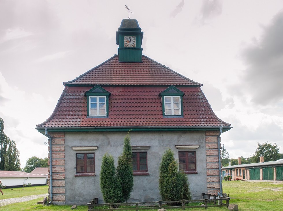 Dom z kołyską i zegarem w dzwonnicy., © Frank Burger