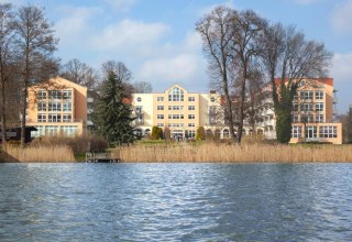 Blick vom See auf die Klinik // © Sonja Trabandt Blick vom See auf die Klinik // © Sonja Trabandt