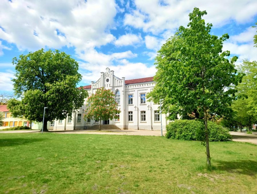 Schulkamp Teterow - Szkoła z zegarem, © Jana Koch
