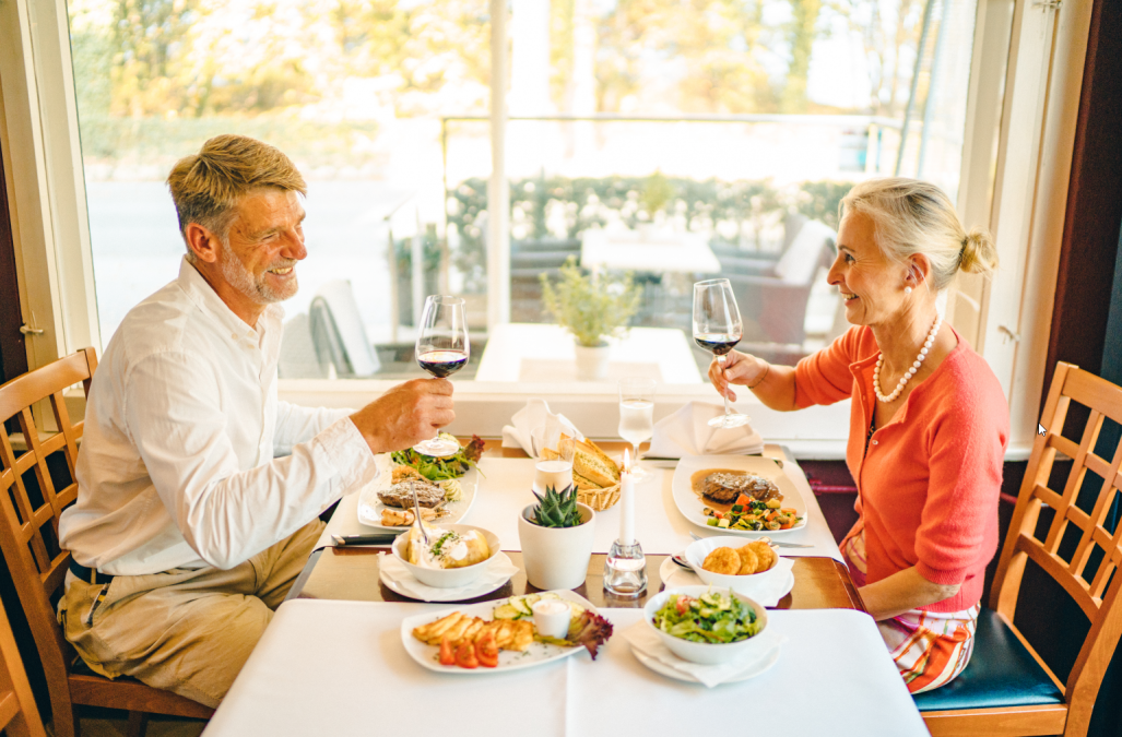 2025-04-24 10_00_04-Im B&uuml;lows Steak-Restaurant im Ostseebad K&uuml;hlungsborn_7 __ At B&uuml;low's steak resta, &copy; TMV/ Petermann