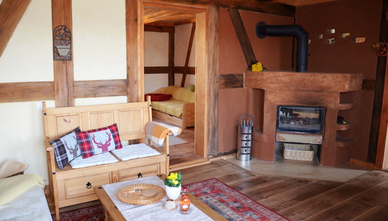 Salon w mieszkaniu wakacyjnym w domu z muru pruskiego na piętrze, &copy; Kurverwaltung FSL