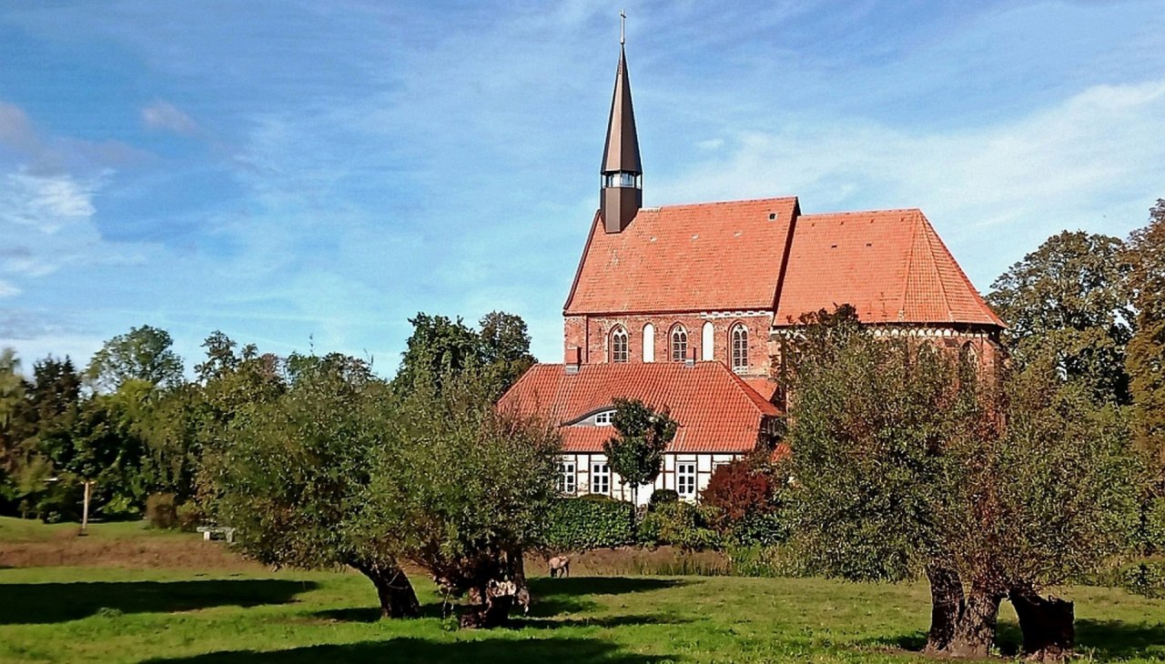 Backsteinkirche-Starkow-mit-neueem-Turm, © Backstein Geist und Garten e.V.