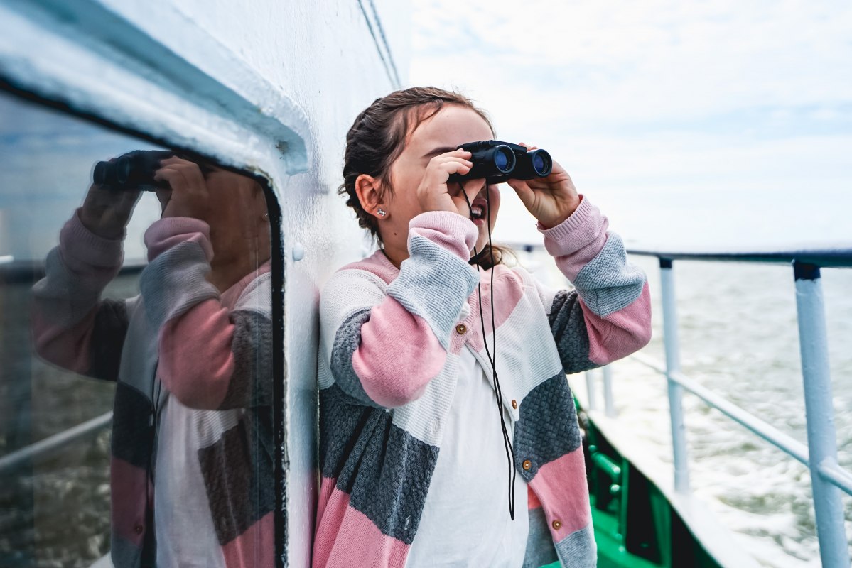 Dziewczyna z lornetką na pokładzie MS Seeadler // &copy; Apollo GmbH Fahrgastreederei