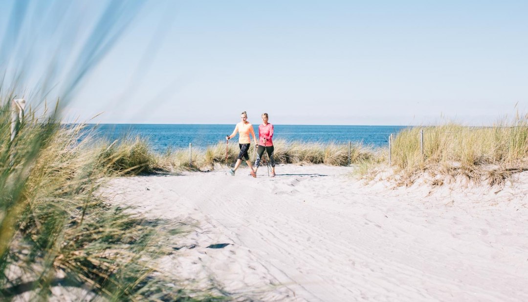 Nordic Walking op het strand in Warnemünde