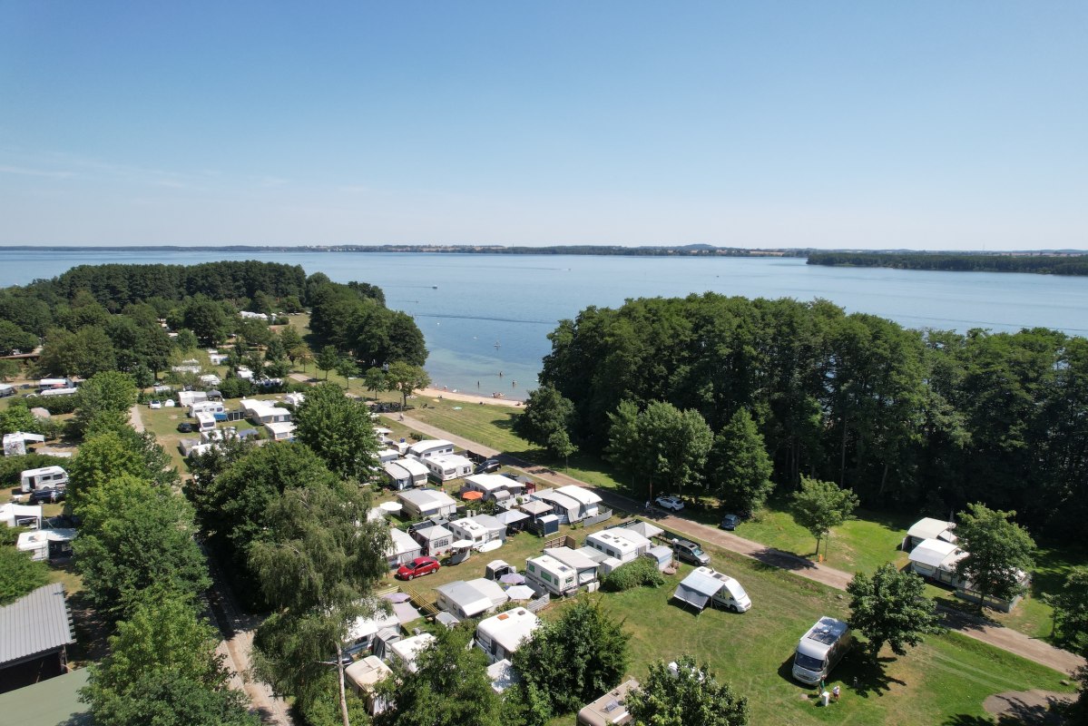 An aerial view of the Seehofs Vacation Park, located directly on Lake Schwerin. The photo was taken during the peak summer season, when many guests came to us seeking a break to rest and relax. // © BVCD e.V. An aerial view of the Seehofs Vacation Park, located directly on Lake Schwerin. The photo was taken during the peak summer season, when many guests came to us seeking a break to rest and relax. // © BVCD e.V.