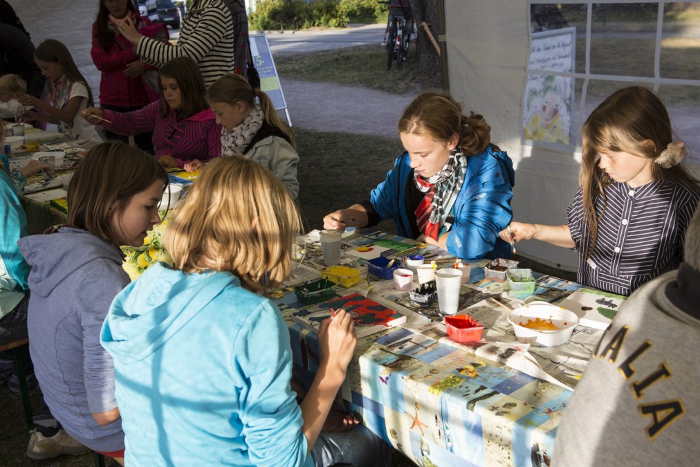 Dzieci malują w Ahrenshoop Children's Summer, © Kurverwaltung Ahrenshoop, voigt & kranz UG