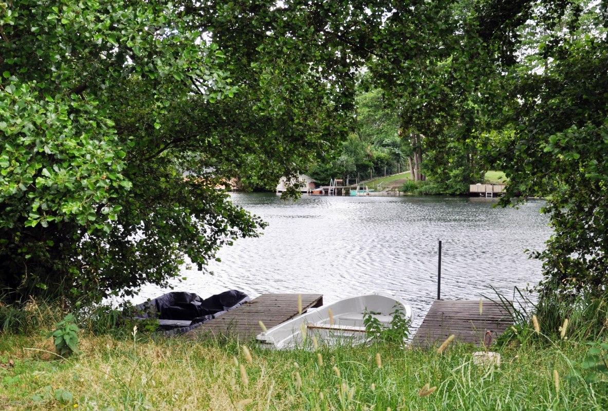 De eigen zwem- en bootsteiger van het hotel op 100 meter afstand, © zoneEINZ GmbH De eigen zwem- en bootsteiger van het hotel op 100 meter afstand, © zoneEINZ GmbH