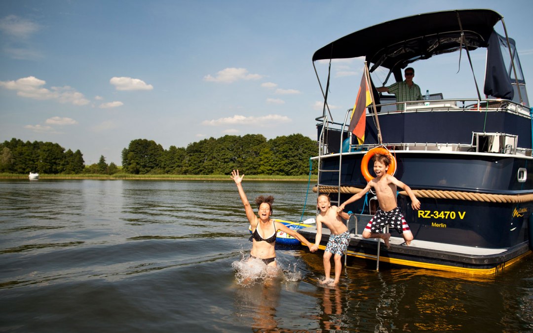 Plezier voor het hele gezin met de "drijvende vakantieflat, © Müritz Yacht Management