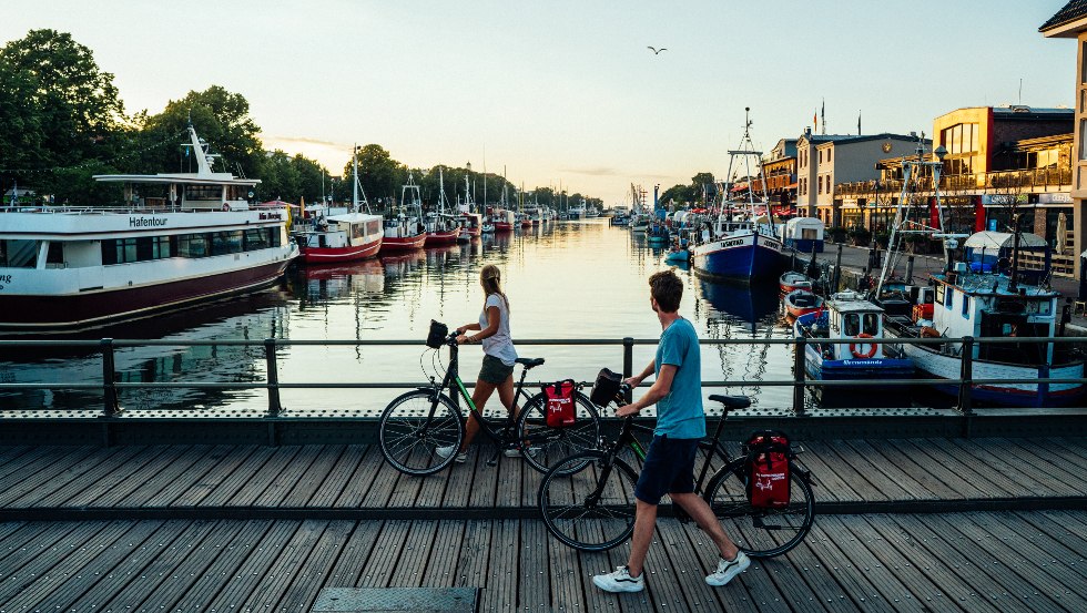 Een wandeling over de stationsbrug met uitzicht op de Alter Strom in Warnem&uuml;nde bij zonsondergang, &copy; TMV/G&auml;nsicke