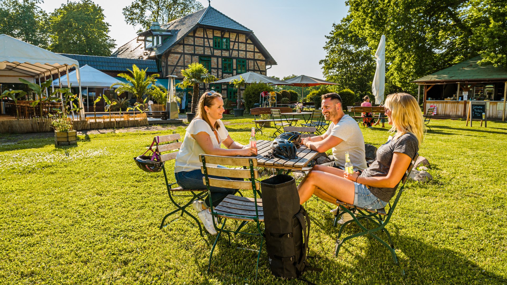 Refreshment in front of the "Schnatermann". The former forester's lodge on the banks of the Warnow is a real traditional address for the people of Rostock. // &copy; MV-T/Tiemann