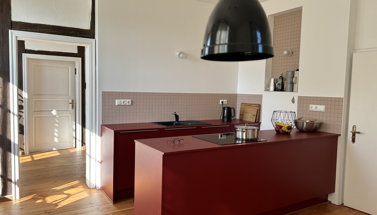 Moderne keuken in historische muren, © Werk Gut Wohnen Schlatkow eG