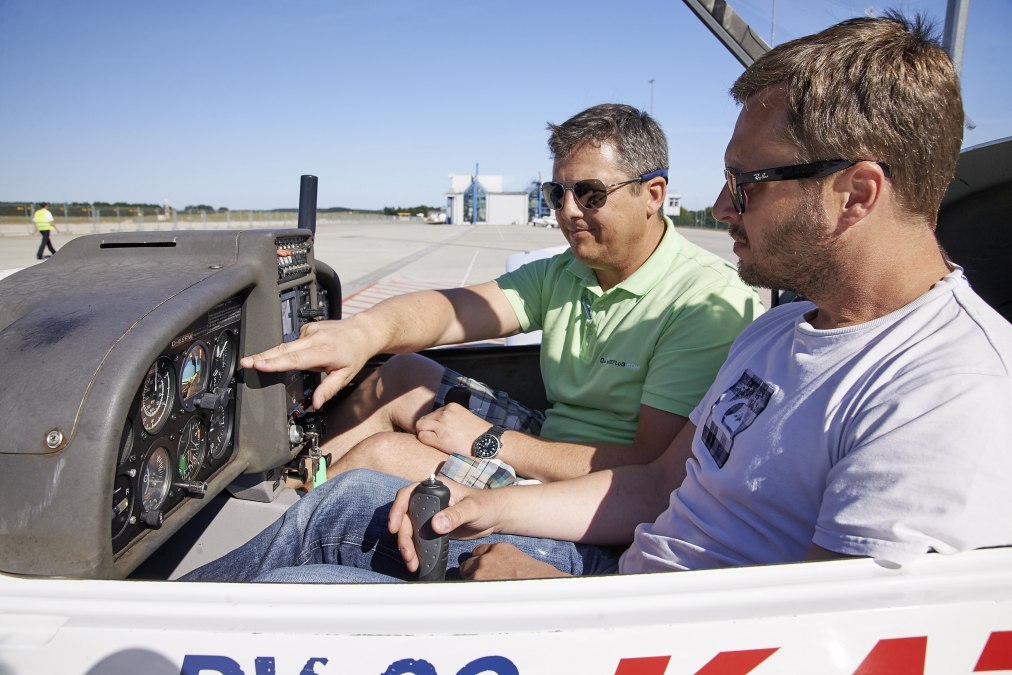 Praktyczna odprawa "Pilot na jeden dzień" przeprowadzona przez instruktora na lotnisku Rostock-Laage na kr&oacute;tko przed startem., &copy; ostseeflug.com