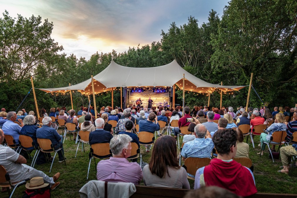 Eva's summer garden at the Ahrenshooper Jazzfest 2021, © Kurverwaltung Ahrenshoop · Foto Voigt & Kranz UG, ostsee-kuestenbilder.de