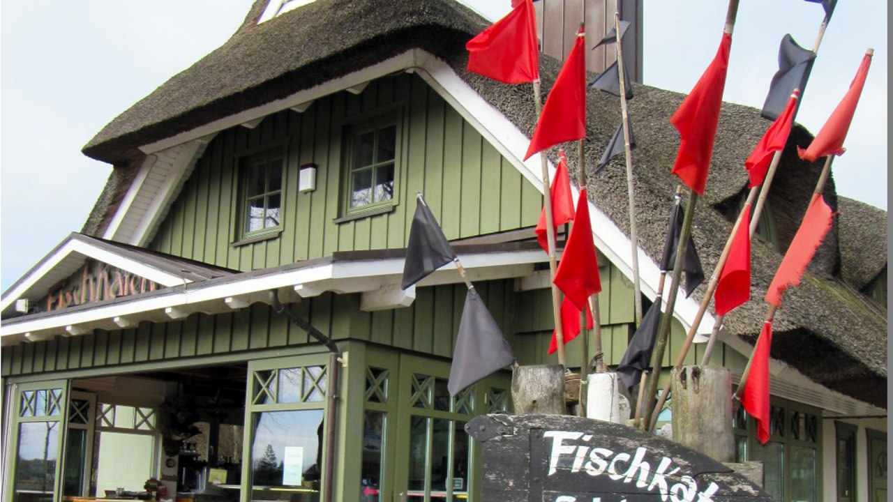 Fischkaten in de kustplaats aan de Oostzee Ahrenshoop, © Räucherhaus Schönthier Fischkaten in de kustplaats aan de Oostzee Ahrenshoop, © Räucherhaus Schönthier