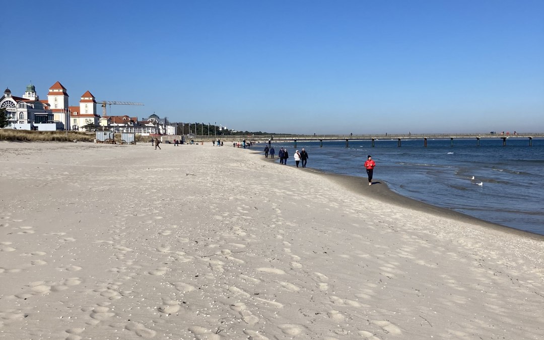 Kilometerslang wit droomstrand met pier en Kurhaus Binz, © www.binz-ferienhaus.de