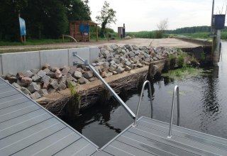 Een drijvende steiger vergemakkelijkt het te water laten en ophalen, © Martin Hagemann Een drijvende steiger vergemakkelijkt het te water laten en ophalen, © Martin Hagemann