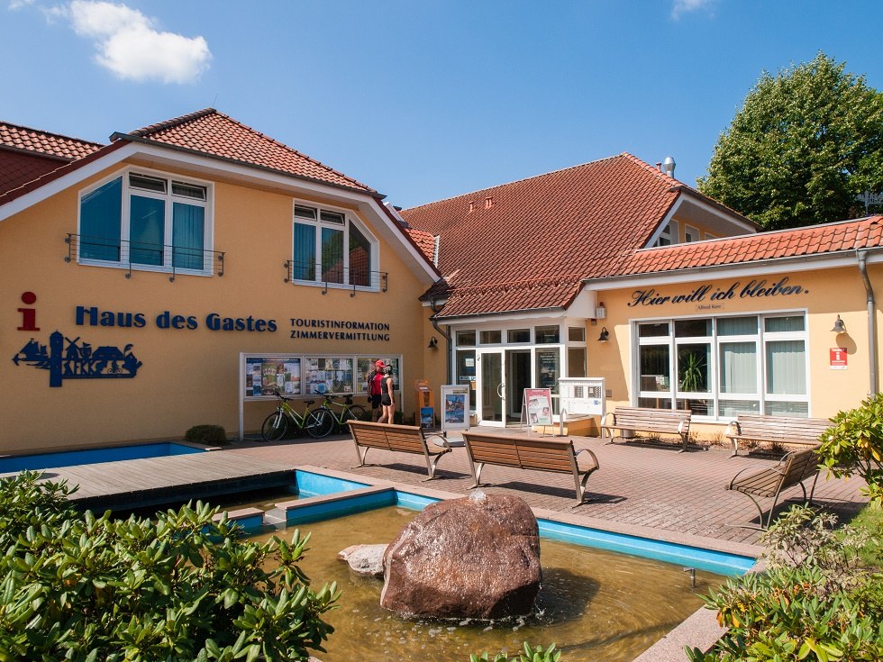 Budynek Tourismus- und Kur GmbH Graal-Müritz wraz z dziedzińcem przed nim. // © Frank Burger Budynek Tourismus- und Kur GmbH Graal-Müritz wraz z dziedzińcem przed nim. // © Frank Burger