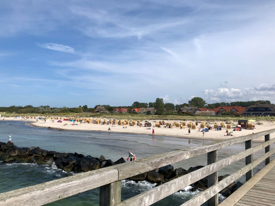 Aan de zeezijde een ruim fijn zandstrand en de 240 meter lange pier., © Fremdenverkehrsverein e. V. Ostseebad Wustrow - Dana Wesselburg