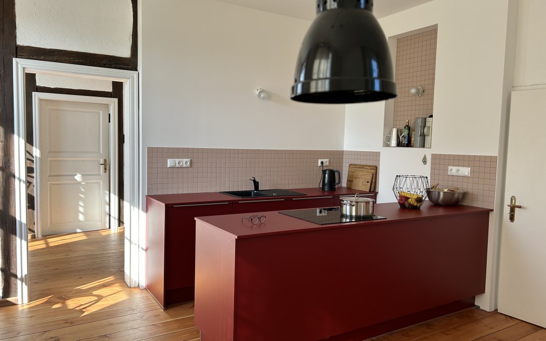 Moderne keuken in historische muren, © Werk Gut Wohnen Schlatkow eG