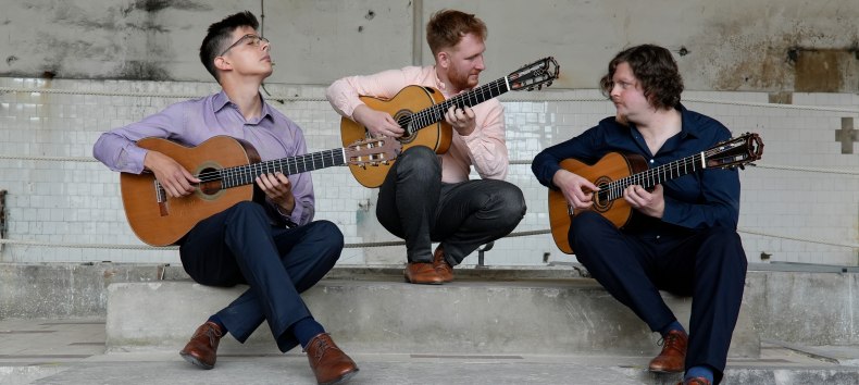 drei Musiker des Tritonus Guitar Trios aus Ungarn mit ihren Instrumenten // &copy; Tritonus Guitar Trio