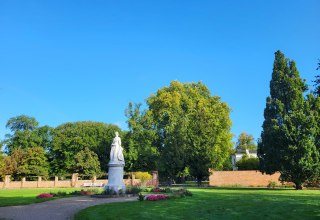Blick in den Schlossgarten Schwerin auf das Alexandrinendenkmal und das Gr&uuml;nhaus // &copy; Tourismusverband Mecklenburg-Schwerin