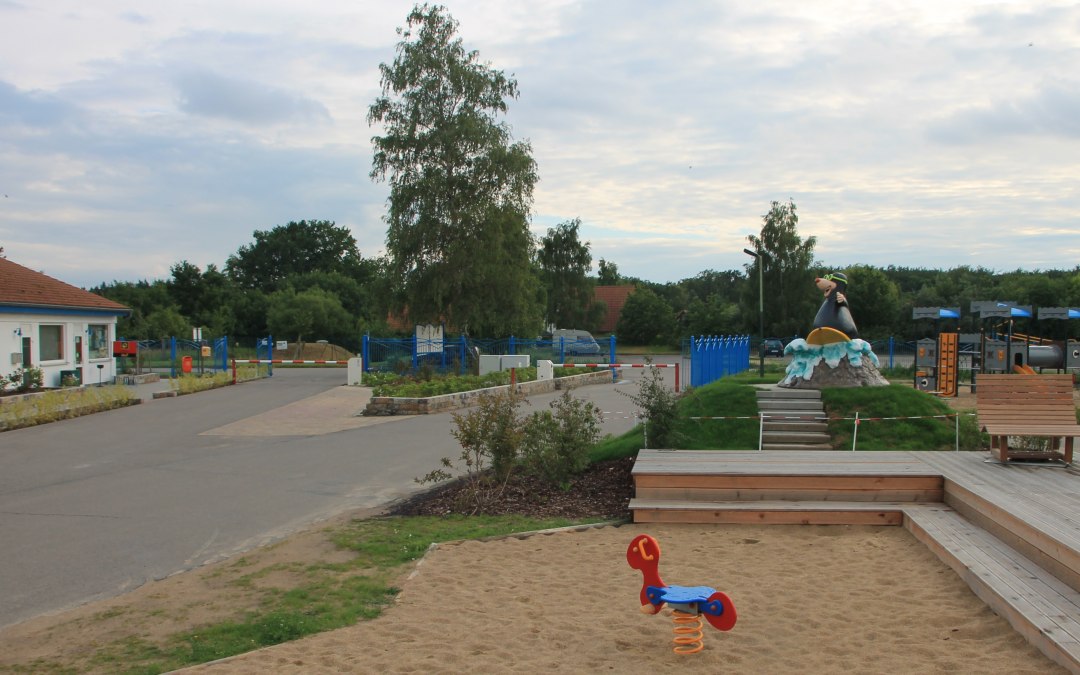 Entree met mascotte Lossi en speeltuin, © Ferien- und Freizeitpark/Jastrow