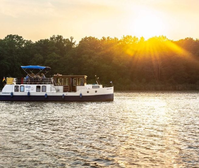 Towards the sunset on the Müritz with the houseboat, © TMV/Gänsicke