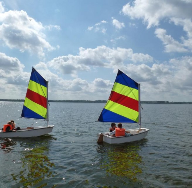 Children's sailing course at Segel Basis Salem on Lake Kummerow for children ages 8–11 // © SeenLandAgentour GmbH Children's sailing course at Segel Basis Salem on Lake Kummerow for children ages 8–11 // © SeenLandAgentour GmbH