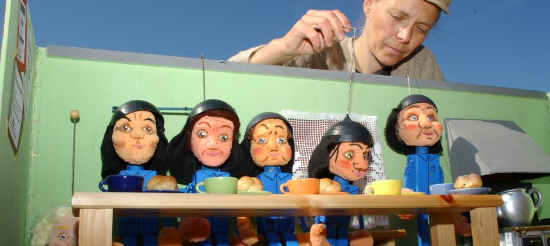 The coffee gets cold at the fire station // &copy; Figurentheater-Schnuppe