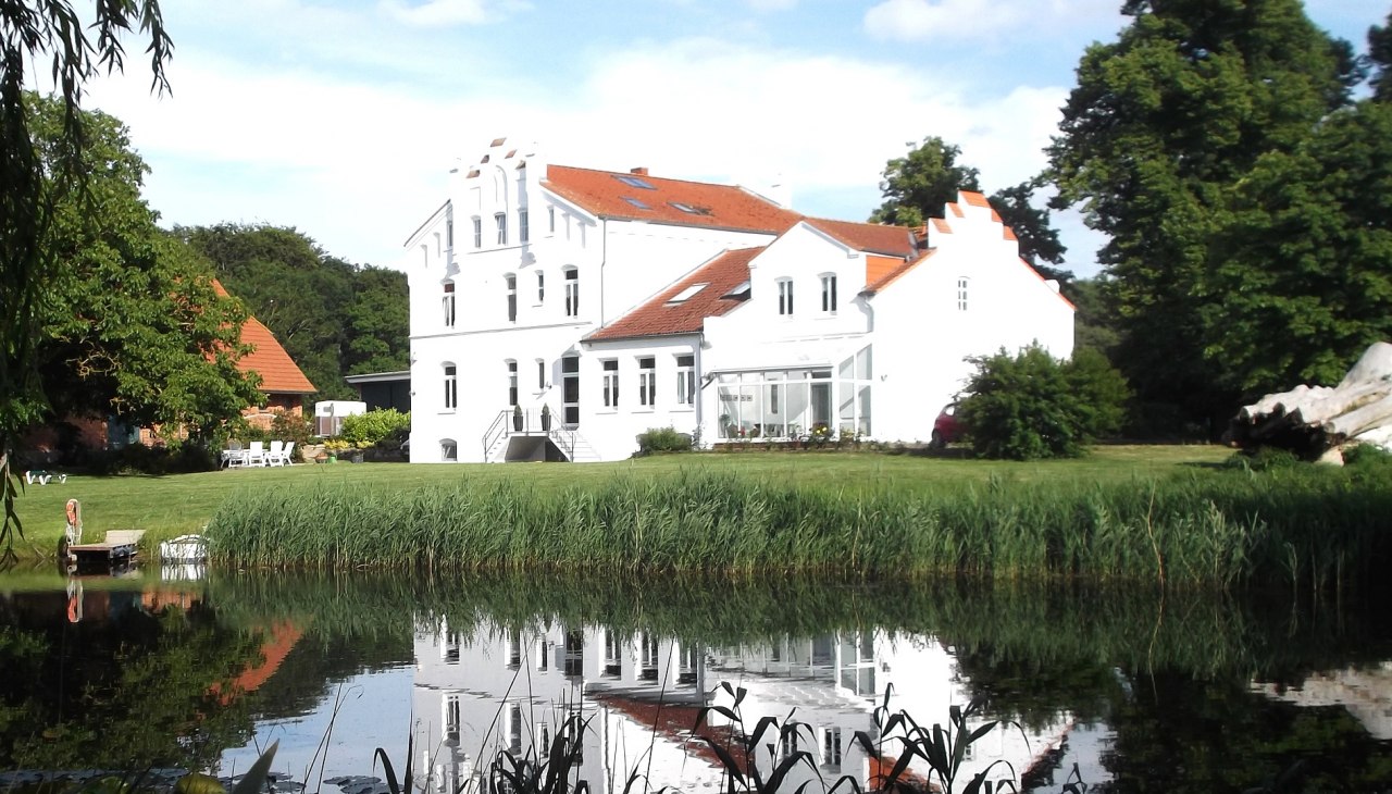 Exterior view of the manor house, © Gutshaus Gramkow Exterior view of the manor house, © Gutshaus Gramkow