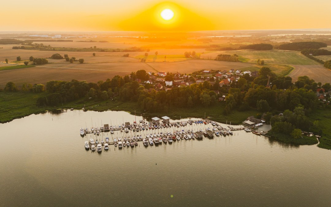 Het landhuis Krummin ligt op een steenworp afstand van de pittoreske natuurlijke haven aan de Krumminer Wiek., © Gutshaus Krummin / Matthias Friel