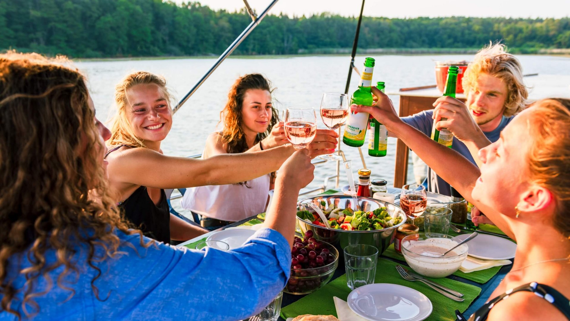 The stern of the boat becomes a dreamlike beer garden. In the middle of the Müritz. Cheers! // © MV-T/Tiemann The stern of the boat becomes a dreamlike beer garden. In the middle of the Müritz. Cheers! // © MV-T/Tiemann