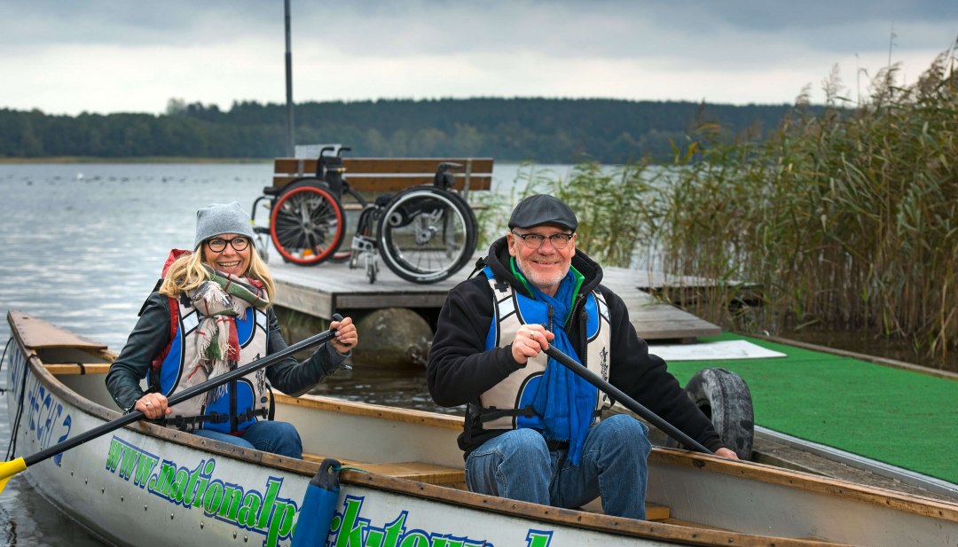 In het Nationaal Park Müritz zijn er verlaagde loopbruggen die ook rolstoelgebruikers toegang geven tot de kano's., © TMV/Ulrich
