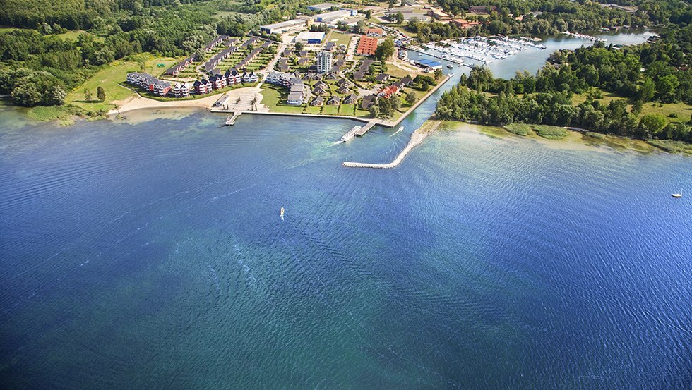 The vacation park M&uuml;ritz directly on the beach - a vacation paradise for water enthusiasts. // &copy; Ferienpark Mirow GmbH