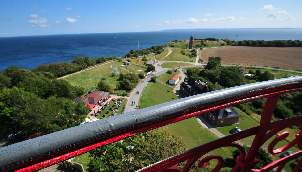 Widok z latarni morskiej na pomnik latarni morskiej, © Tourismuszentrale Rügen