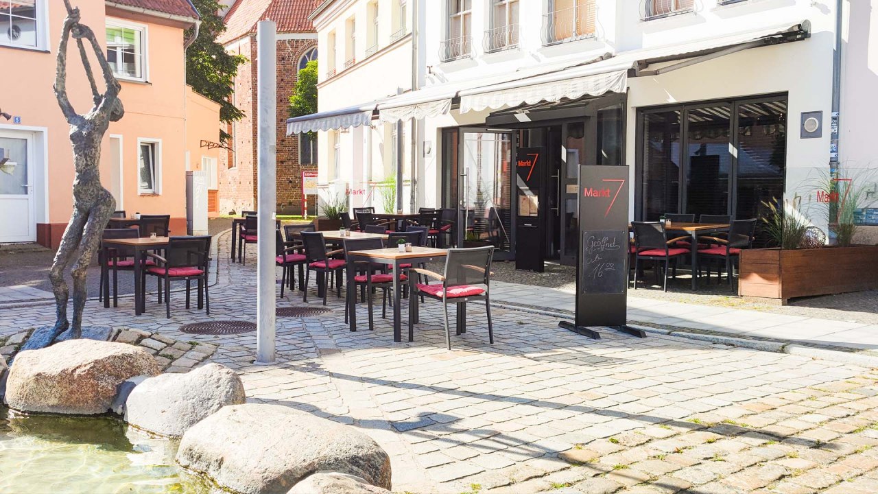 In het hart van de oude binnenstad van Grimmen is Markt 7 het culinaire trefpunt voor zowel inwoners als vakantiegangers. // © J.Schnepel/Stadtbäckerei Kühl In het hart van de oude binnenstad van Grimmen is Markt 7 het culinaire trefpunt voor zowel inwoners als vakantiegangers. // © J.Schnepel/Stadtbäckerei Kühl
