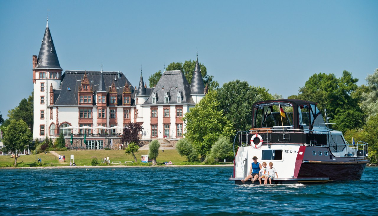 With the houseboat on the Müritz in front of the castle Klink, © Yachtcharter Schulz