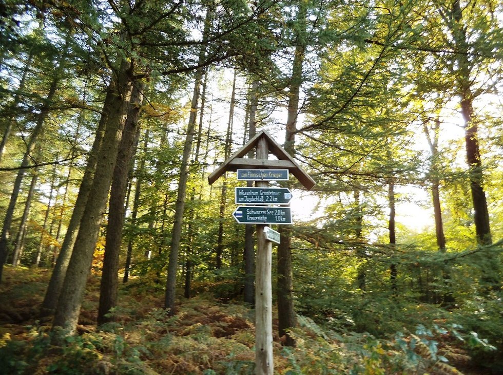 Drogowskaz przy grobie fińskiego wojownika, &copy; Tourismuszentrale R&uuml;gen