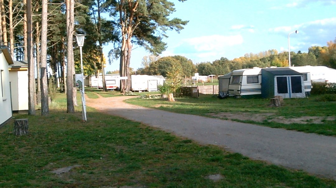 Standplaats met uitzicht op de rivier de Peene, © Campingplatz Waldcamp Freest