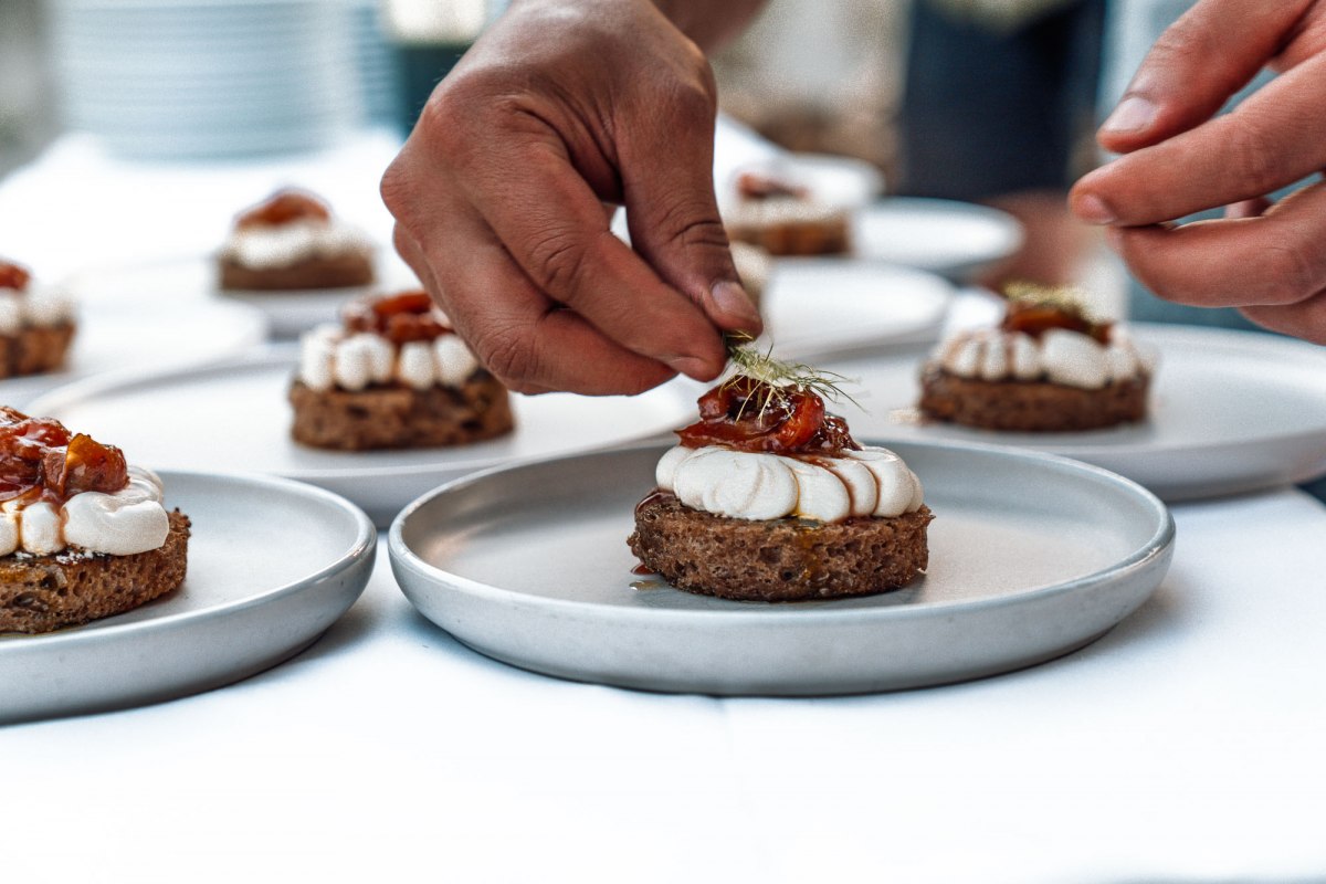 Fine cuisine directly from the Feuerring // &copy; Stefan Pocha