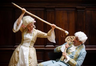 Yuri Mizobuchi as Vespetta and Stephen Barchi as Pimpinone in Georg Philipp Telemann’s comic opera “Pimpinone, or The Unequal Marriage.” // © Musik in Brandenburgischen Schlössern e.V. Yuri Mizobuchi as Vespetta and Stephen Barchi as Pimpinone in Georg Philipp Telemann’s comic opera “Pimpinone, or The Unequal Marriage.” // © Musik in Brandenburgischen Schlössern e.V.