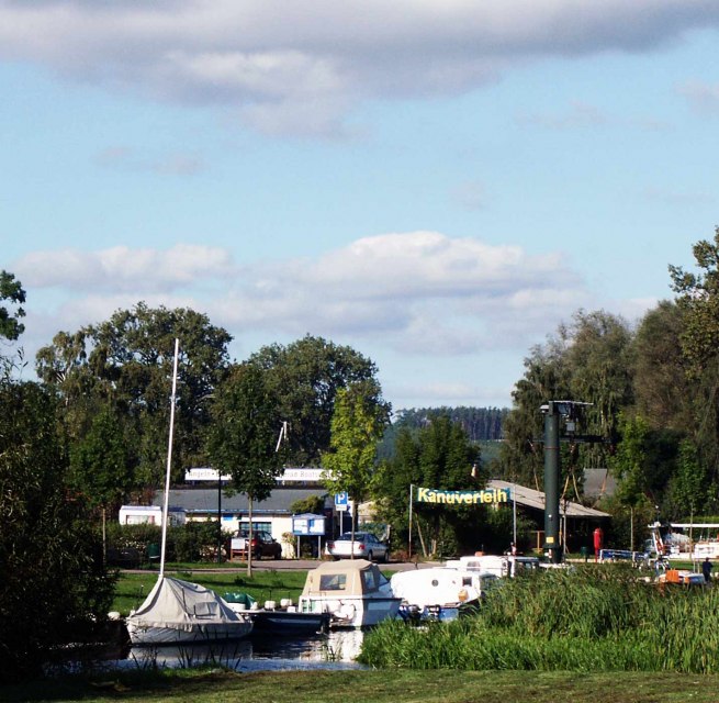 Ansicht Wasserfreizeit Bremer mit Krananlage des Wasserwanderrastplatzes K&ouml;sters-Eck // &copy; Wolfgang Bremer