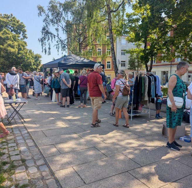 Flohmarktstände auf dem Karl-Liebknecht-Platz // © Mariana Born Flohmarktstände auf dem Karl-Liebknecht-Platz // © Mariana Born